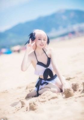 红唇滚滚