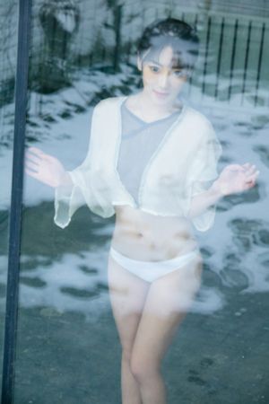 他解开女警的乳罩慢慢揉电影